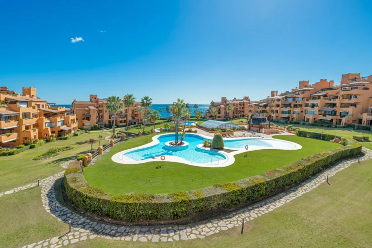 R5305501 | Middle Floor Apartment in Estepona – 3 beds, 2 baths