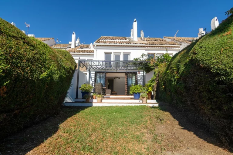 R5515969 | Townhouse in Estepona – 4 beds, 2.5 baths
