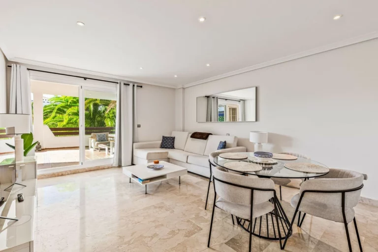R5464768 | Middle Floor Apartment in Estepona – 2 beds, 2 baths