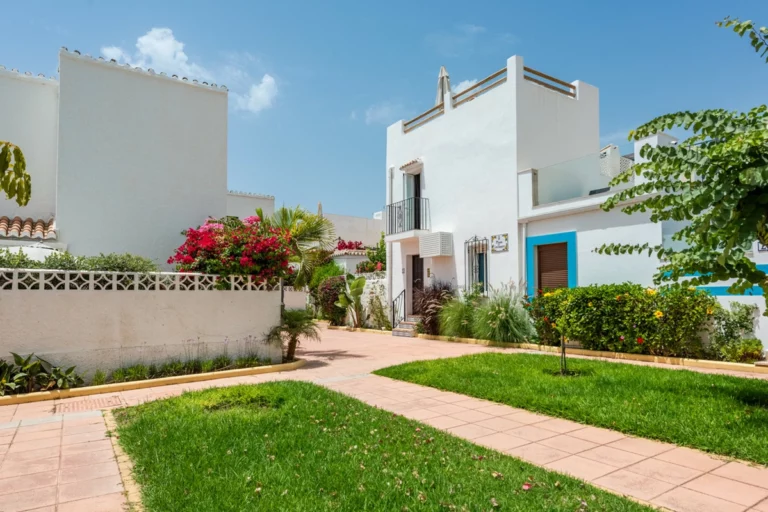 R5473921 | Townhouse in Estepona – 2 beds, 2 baths