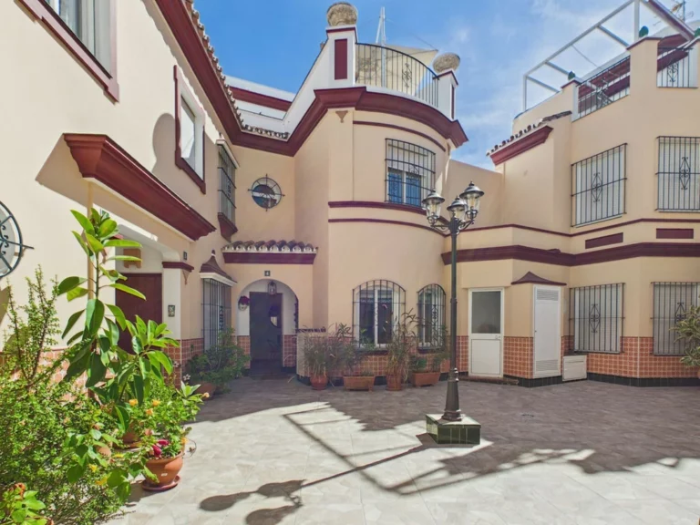 R5496115 | Townhouse in Estepona – 3 beds, 3 baths