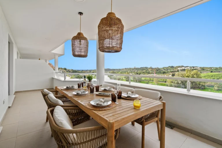 R5306245 | Middle Floor Apartment in Estepona – 3 beds, 2 baths