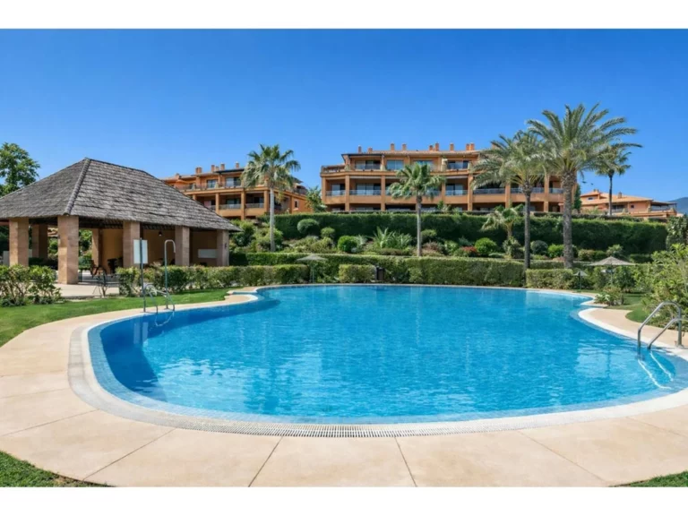 R5506282 | Ground Floor Apartment in Estepona – 2 beds, 2 baths