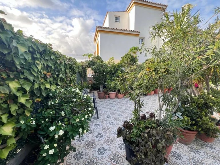 R5051599 | Semi-Detached House in Estepona – 7 beds, 5 baths