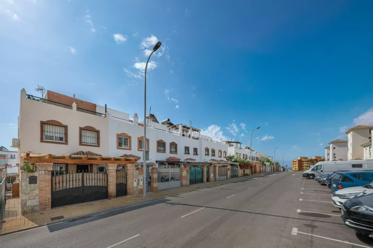 R5527690 | Townhouse in Estepona – 3 beds, 3 baths