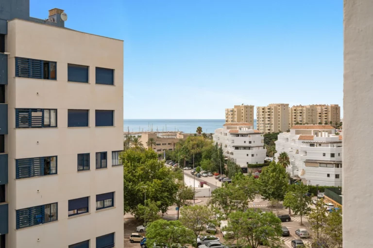R5521363 | Middle Floor Apartment in Estepona – 3 beds, 2 baths