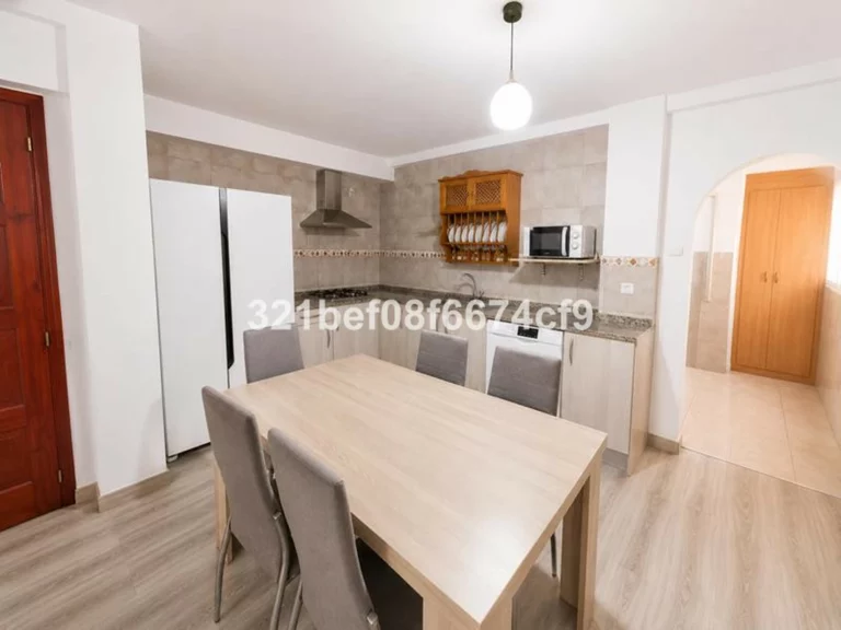 R5489821 | Middle Floor Apartment in Estepona – 3 beds, 1 baths