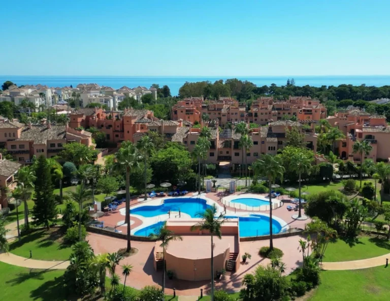 R5346985 | Ground Floor Apartment in Estepona – 3 beds, 3 baths