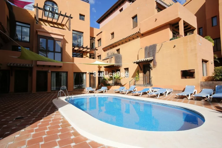R3898675 | Middle Floor Apartment in Estepona – 3 beds, 2 baths