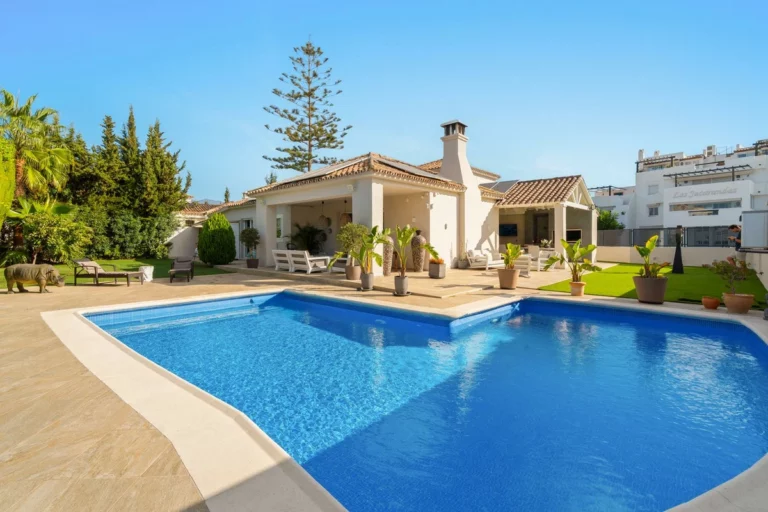 R5498119 | Detached Villa in Estepona – 4 beds, 4 baths