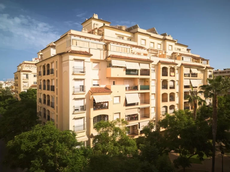 R5517019 | Top Floor Apartment in Estepona – 2 beds, 2 baths