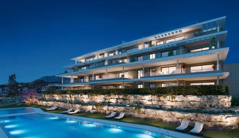 R5516065 | Middle Floor Apartment in Estepona – 3 beds, 2 baths