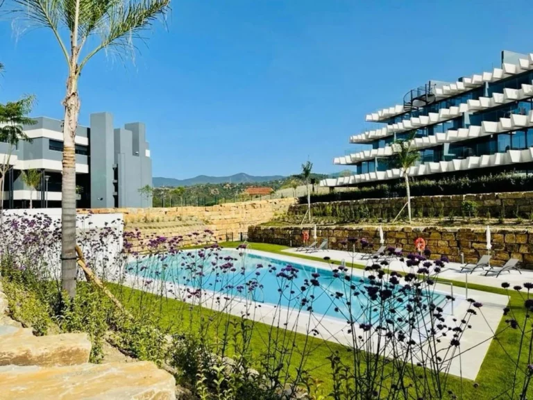 R5498869 | Middle Floor Apartment in Estepona – 3 beds, 2 baths