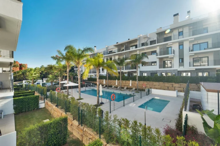 R5499481 | Middle Floor Apartment in Estepona – 3 beds, 2 baths