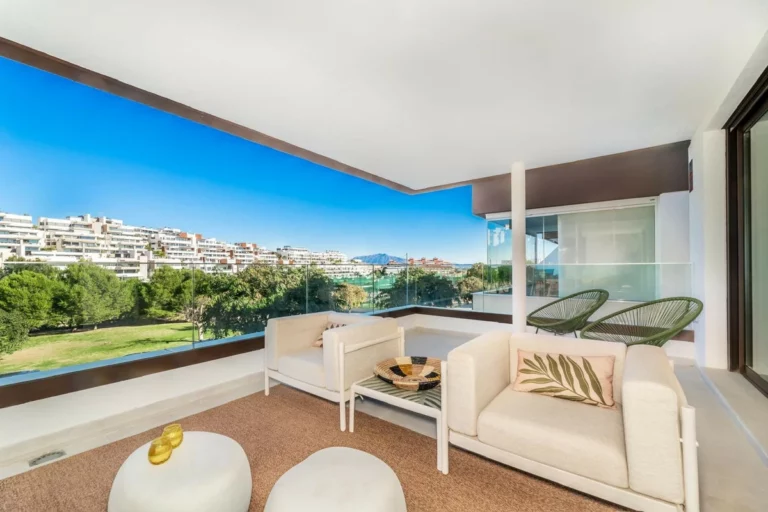 R5506165 | Ground Floor Apartment in Estepona – 3 beds, 2 baths