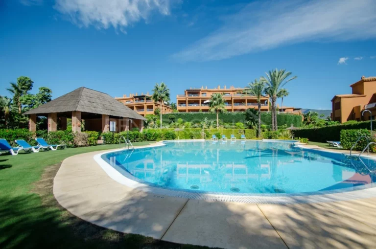 R5244364 | Middle Floor Apartment in Estepona – 2 beds, 2 baths