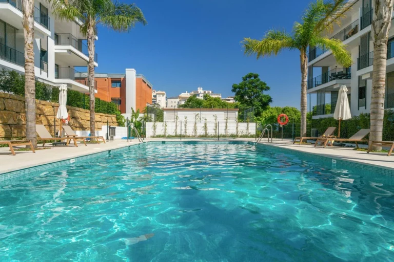 R5430418 | Middle Floor Apartment in Estepona – 2 beds, 2 baths
