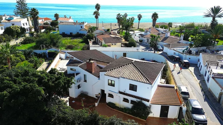 R4875823 | Detached Villa in Estepona – 6 beds, 4 baths
