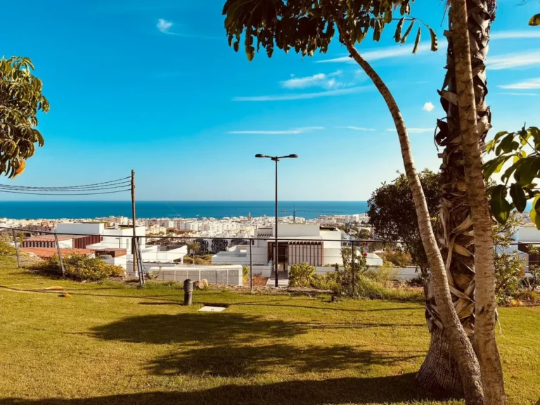 R5520181 | Ground Floor Apartment in Estepona – 3 beds, 3 baths