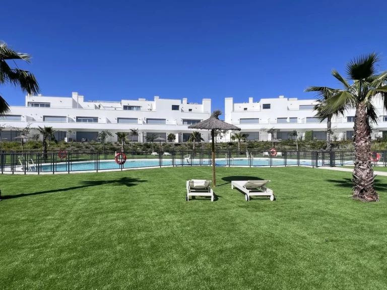 R5338678 | Top Floor Apartment in Bel Air – 3 beds, 2 baths