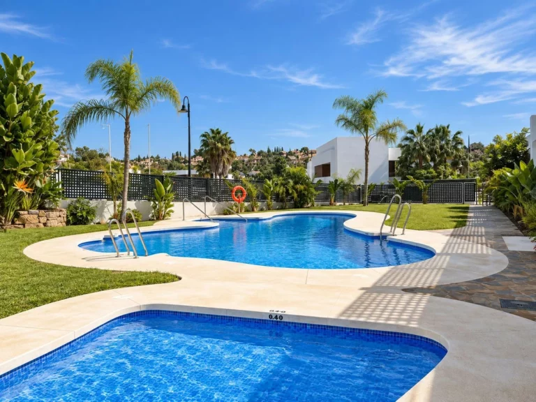 R5063383 | Townhouse in Estepona – 3 beds, 3 baths
