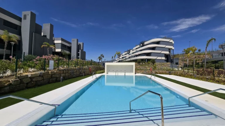 R5120578 | Ground Floor Apartment in Estepona – 3 beds, 2 baths