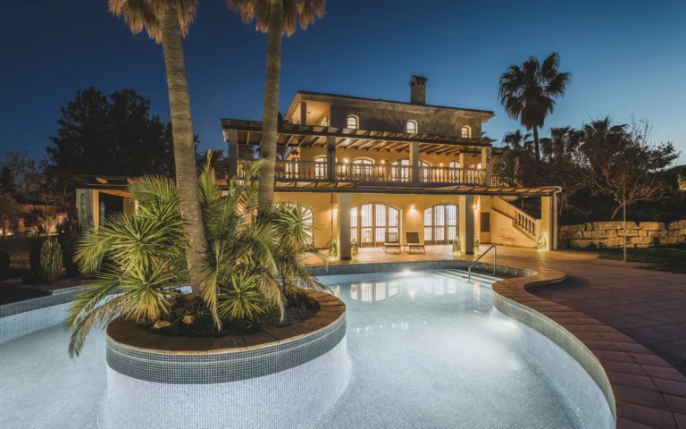 R4745128 | Detached Villa in Estepona – 7 beds, 7 baths