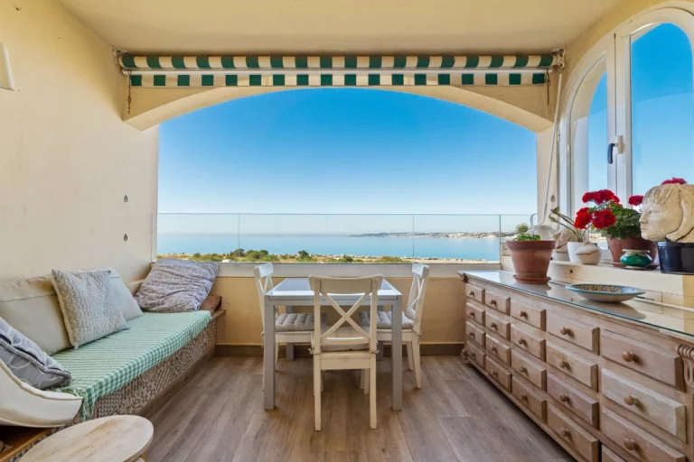 R5511925 | Middle Floor Apartment in Estepona – 3 beds, 3 baths