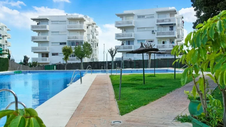 R5506963 | Middle Floor Apartment in Estepona – 3 beds, 1 baths