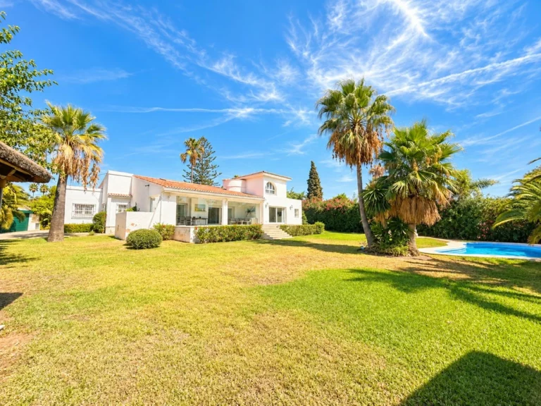 R5499430 | Detached Villa in El Paraiso – 5 beds, 5 baths