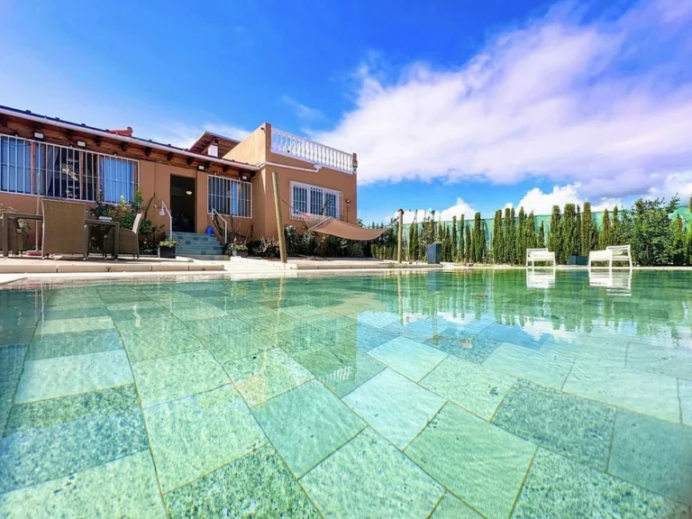 R5489107 | Detached Villa in Estepona – 3 beds, 3 baths