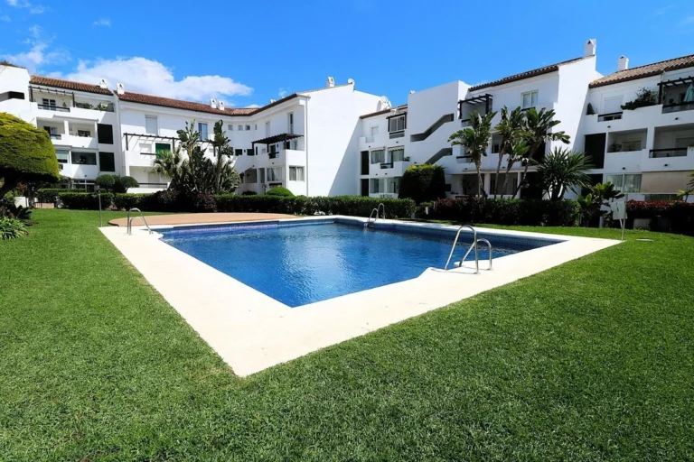 R5046409 | Penthouse Duplex in Bel Air – 4 beds, 2 baths