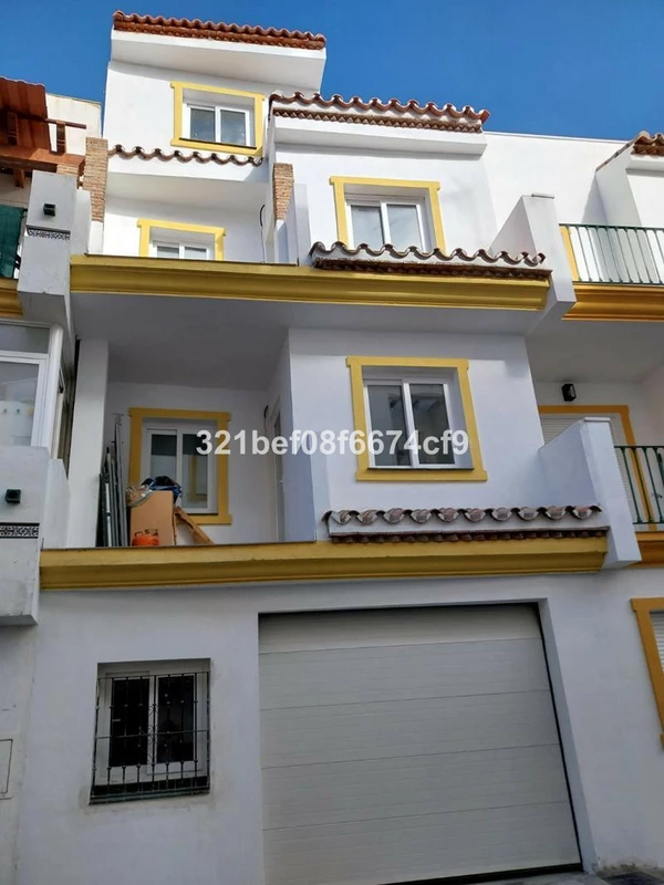 R5489488 | Townhouse in Estepona – 3 beds, 3 baths