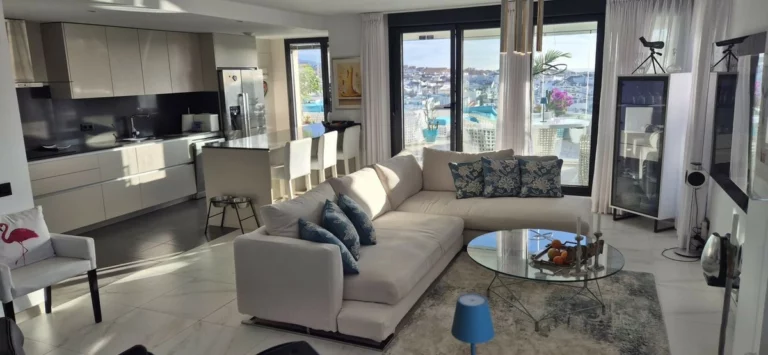 R5510041 | Penthouse in Estepona – 3 beds, 3 baths