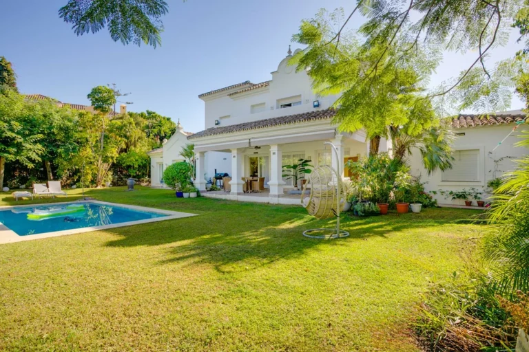 R5486074 | Detached Villa in El Paraiso – 3 beds, 3 baths