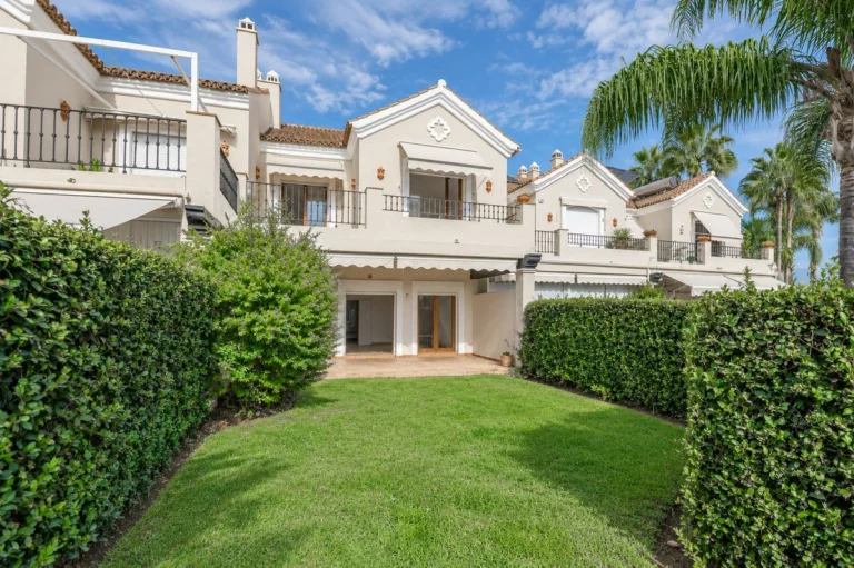 R5417602 | Townhouse in El Paraiso – 3 beds, 2.5 baths