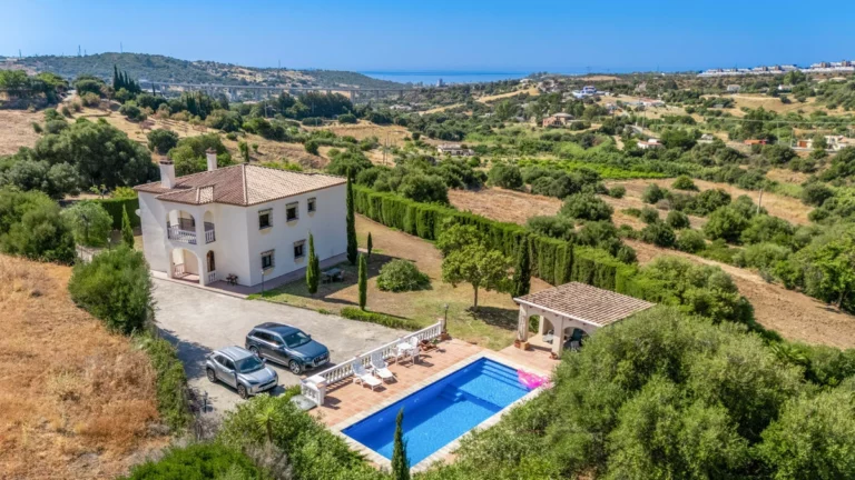 R5436196 | Detached Villa in Estepona – 4 beds, 4 baths