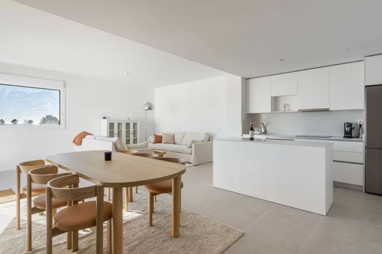 R5259166 | Penthouse Duplex in Bel Air – 3 beds, 2 baths