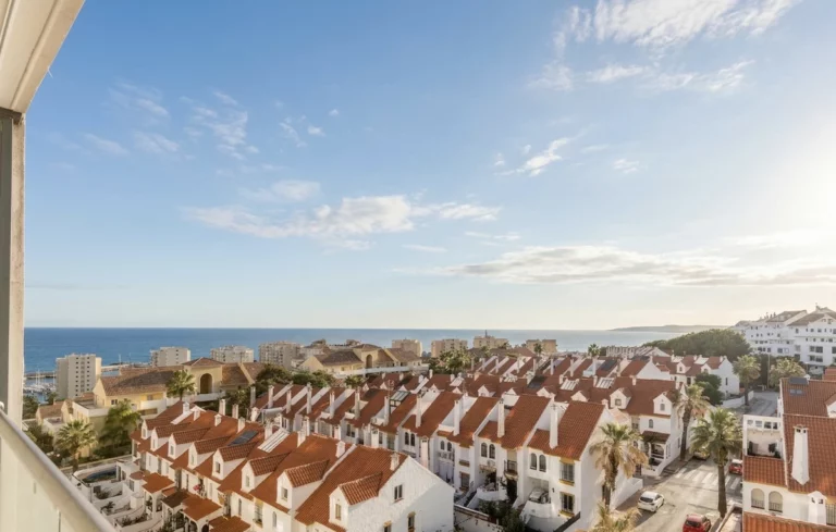 R5427046 | Middle Floor Apartment in Estepona – 3 beds, 2 baths