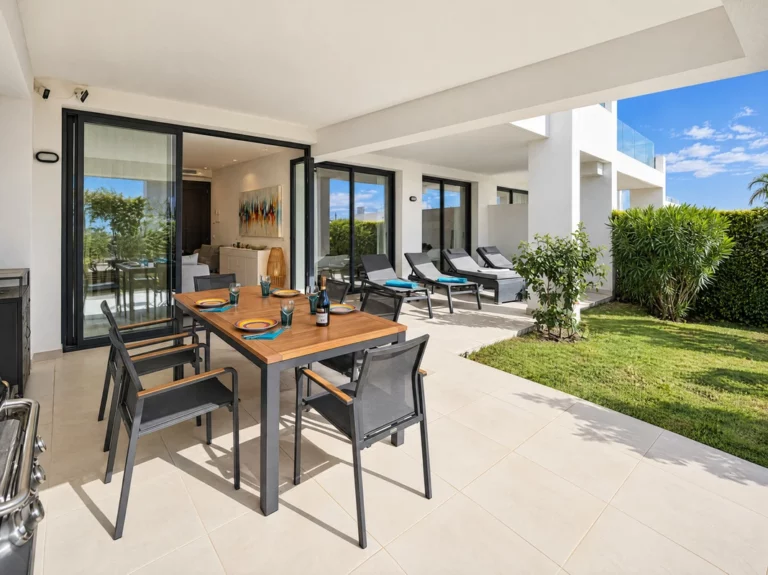 R5523685 | Middle Floor Apartment in Estepona – 2 beds, 2 baths